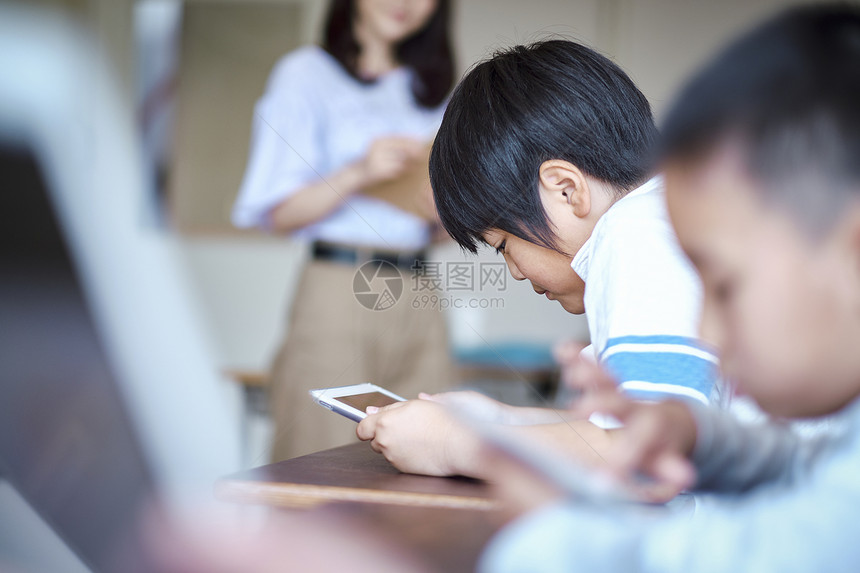 老师在教学生如何使用数码产品学习图片