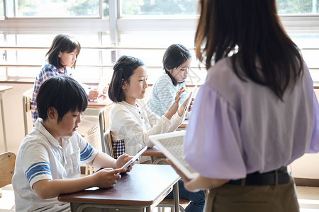 老师在教学生如何使用数码产品学习图片