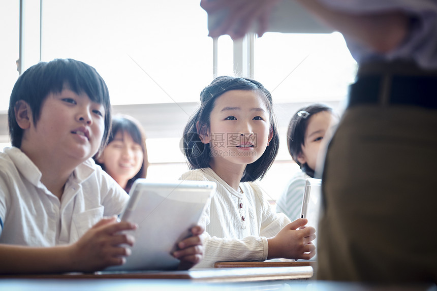 老师在教学生如何使用数码产品学习图片