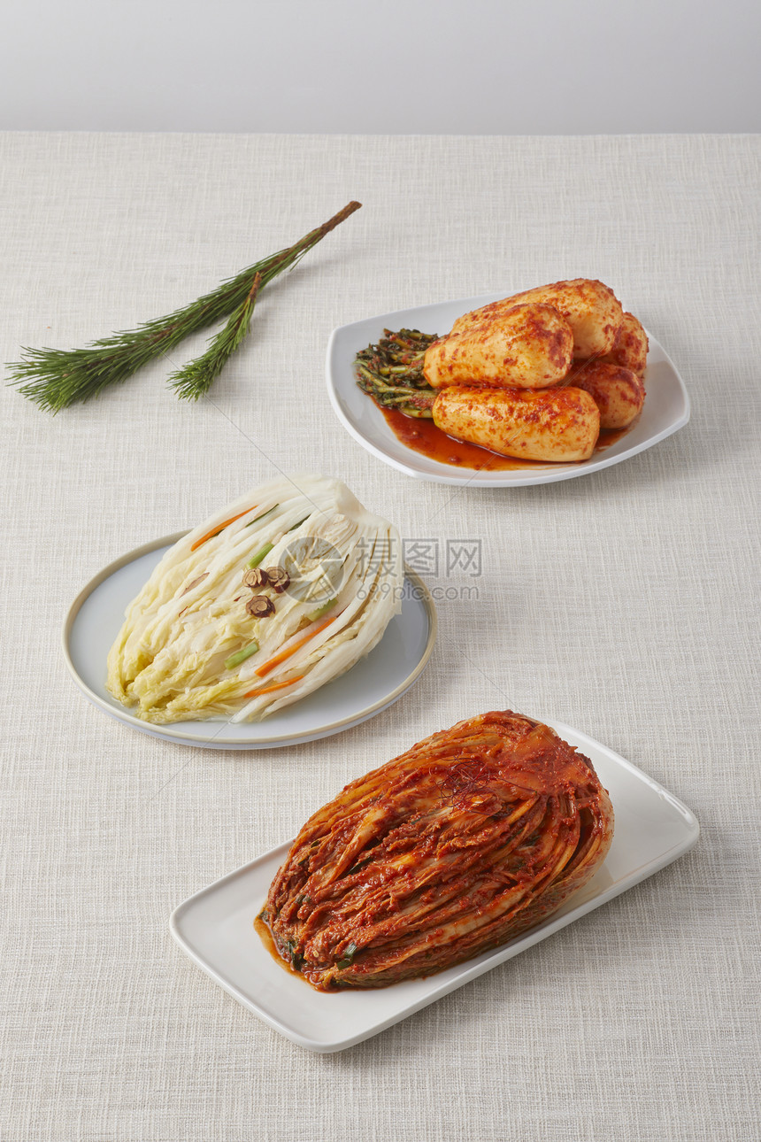餐桌上的韩式泡菜图片