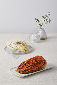餐桌上的韩式白菜泡菜图片