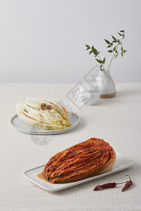 餐桌上的韩式白菜泡菜图片