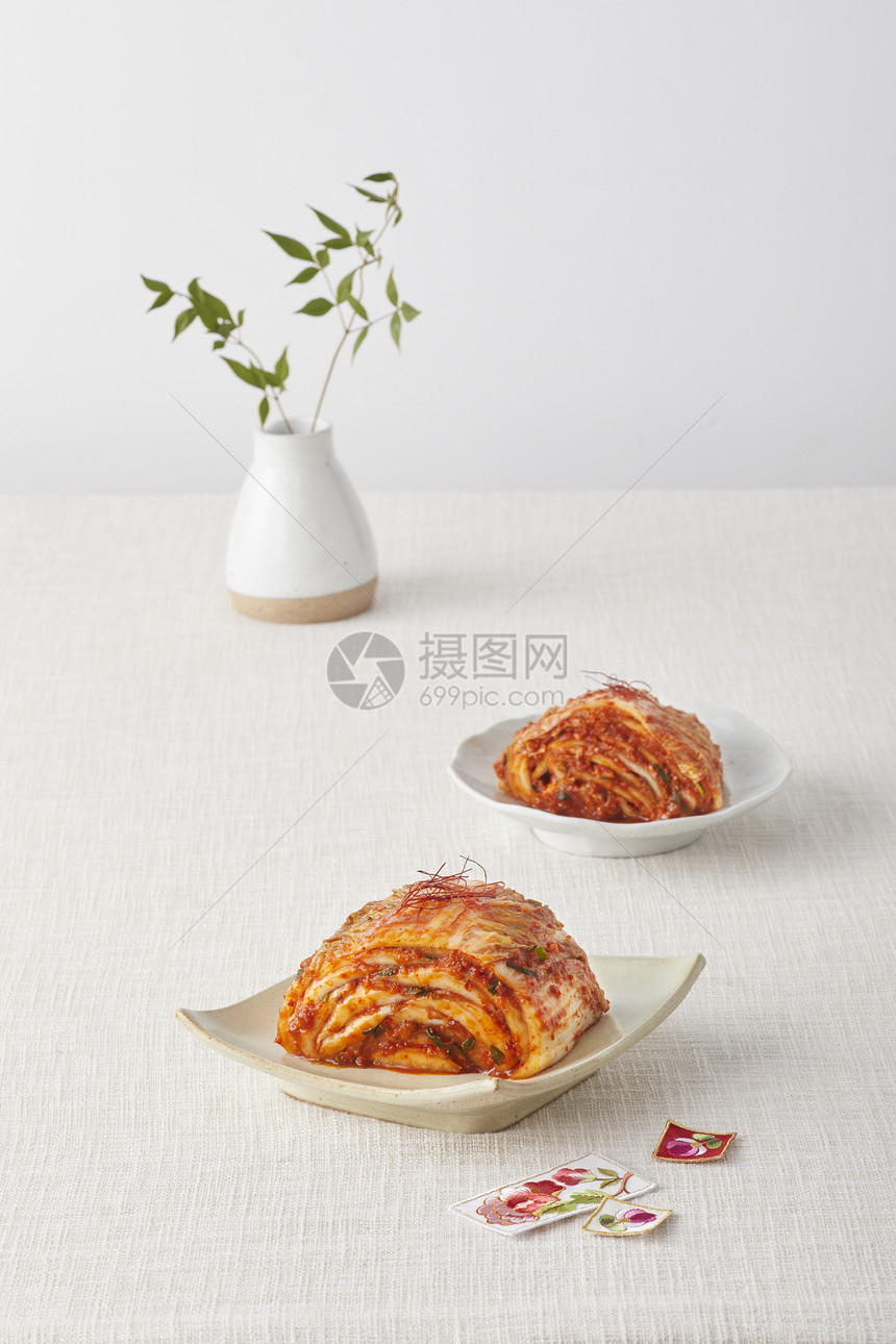 盘子里切件的韩式辣白菜图片