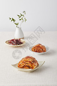 餐桌上传统的韩式辣白菜图片
