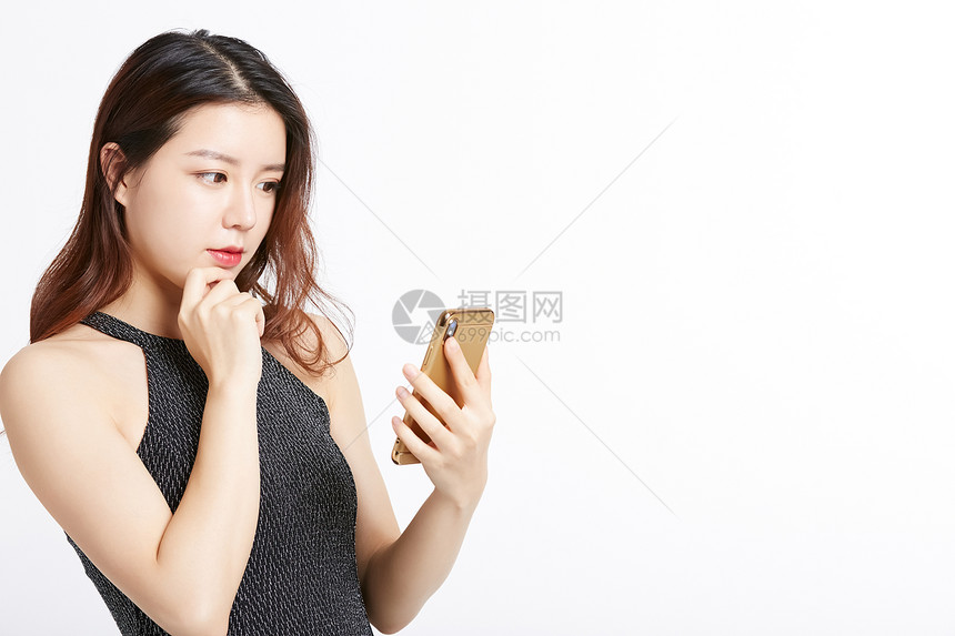 看着手机的年轻女子图片