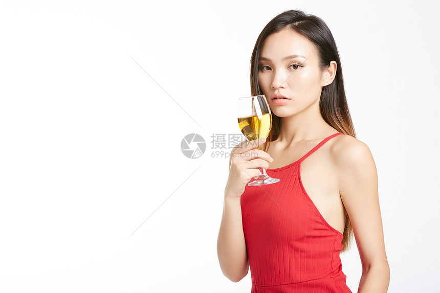 派对上拿着拿着白葡萄酒的气质美女图片