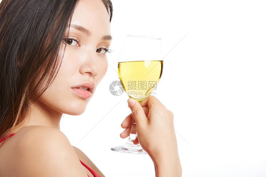 清冷美女拿着白葡萄酒图片