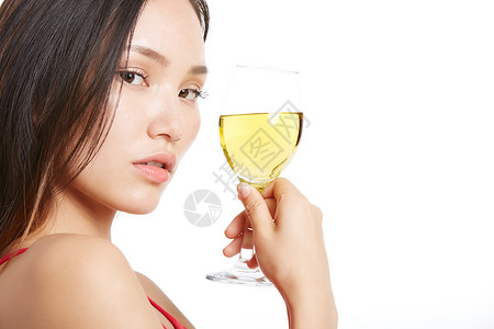 清冷美女拿着白葡萄酒图片