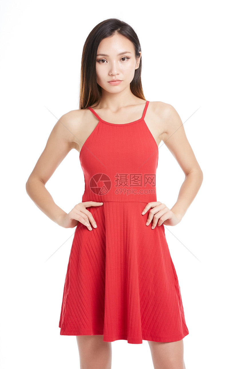年轻女子穿着红色连衣裙图片