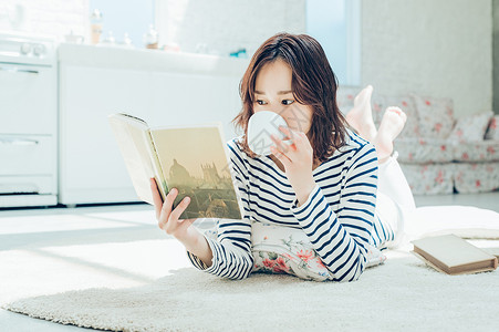 时髦起居室假期生活方式阅读女人图片