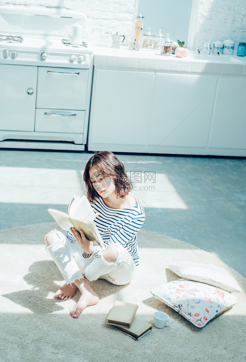 生活资料全身女生生活方式阅读女人图片