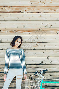 自行车旁的青年女性图片