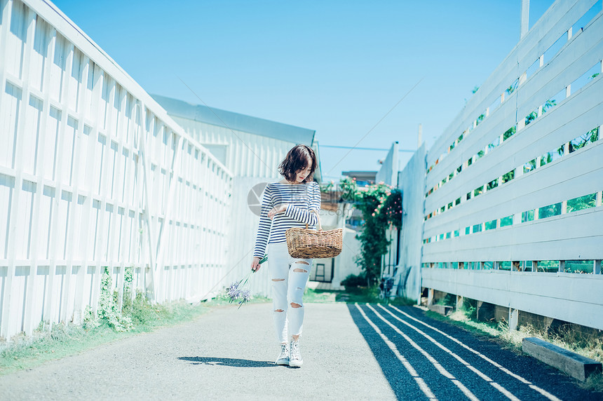 手拿篮子的青年女性图片