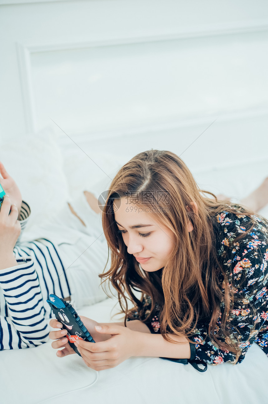 起居室看着手机的妇女图片