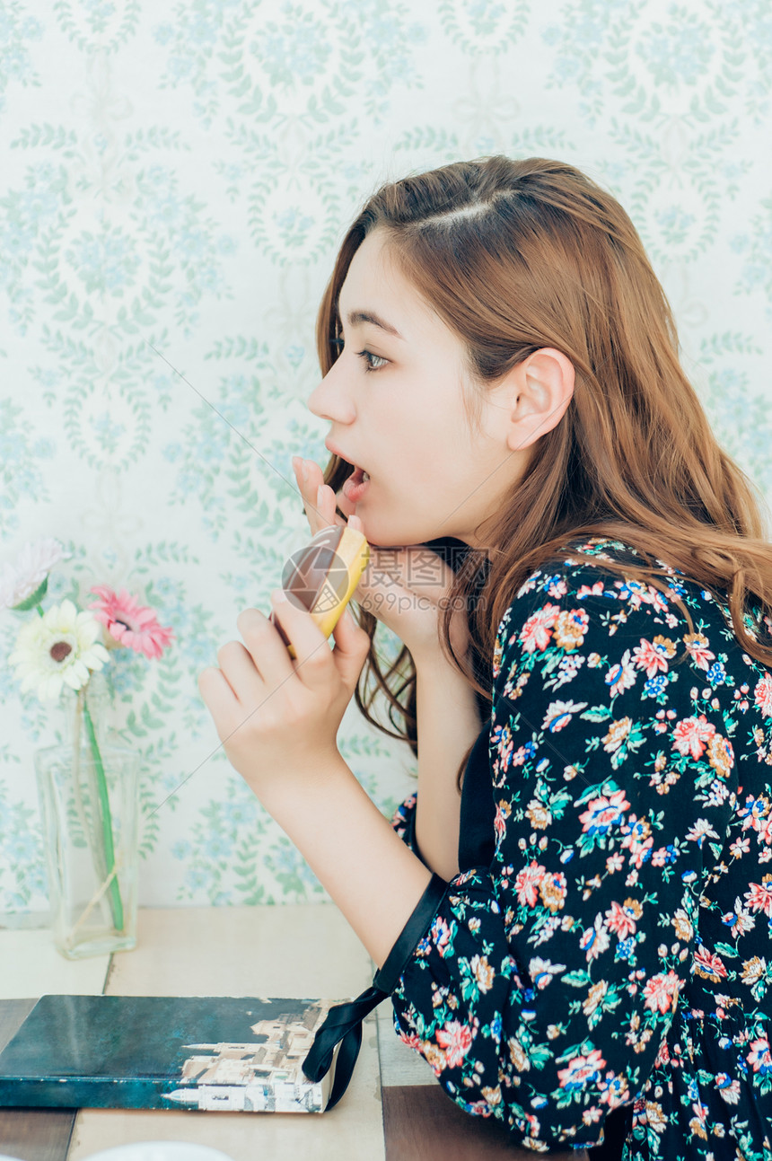 正在化妆的年轻女人图片