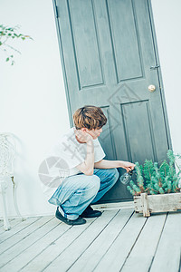 青年男孩在庭院浇水图片