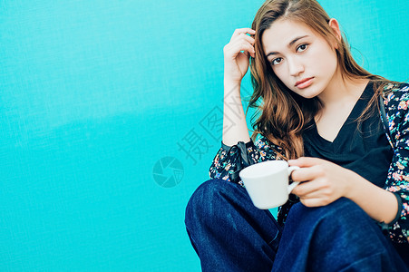 年轻女人休闲喝咖啡图片