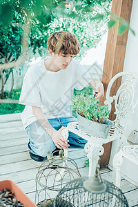 庭院年轻的男孩浇水图片