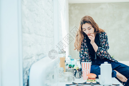 女人在室内吃午餐喝咖啡图片