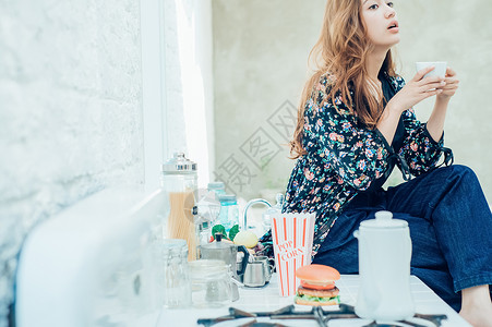 在沙发上休息的女子图片