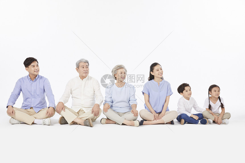坐在地上并排的幸福大家庭图片