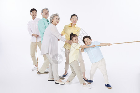 幸福快乐的三代家庭拔河图片