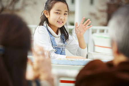 旅行者小学生娱乐设施使用在游乐园的女孩图片