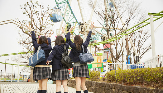 三个高中女孩在游乐园里玩图片