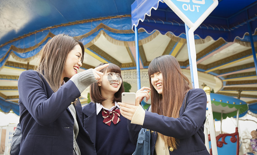 快乐的女高中生在游乐园图片