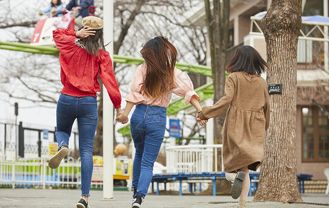 在游乐园玩耍的女孩图片