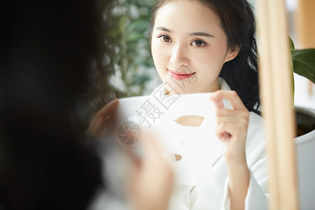 韩国面膜素材居家敷面膜的年轻女子背景