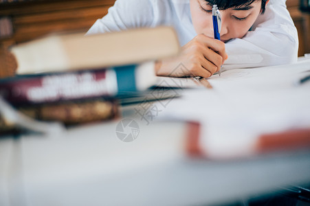 正在学习的年轻人背景图片