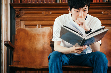 热诊断高职院校读一本书的一个人在图书馆里图片
