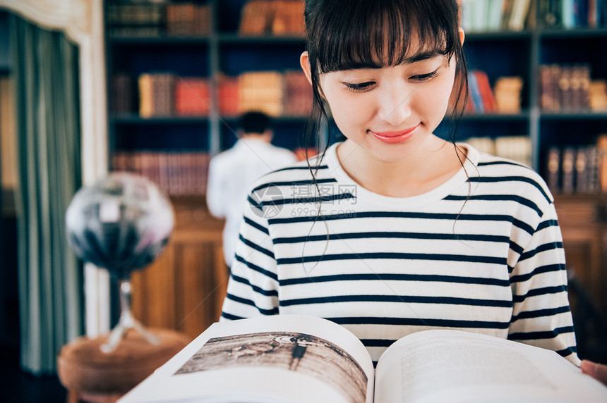 女生双人西方书籍读一本书的妇女在图书馆里图片