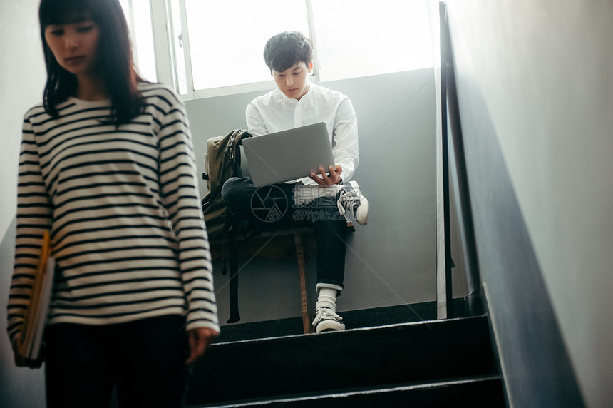 爱女学生两个人站起来图片