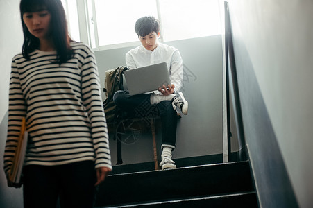 爱女学生两个人站起来图片