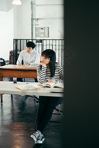 垂直图表大学校园生活上课的女图片