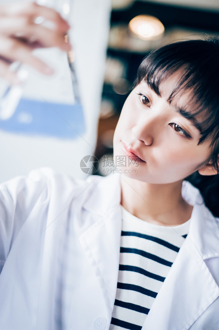 女孩日本人医学院学生一个女人去实验图片