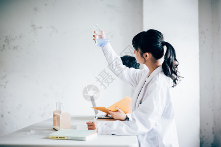 做实验的女学生图片