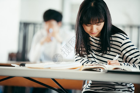 上课记笔记的女学生图片