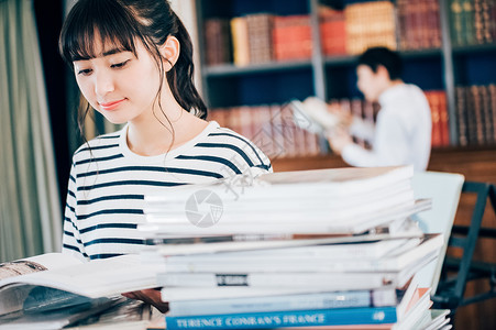 热画册女孩两个人在图书馆看书背景图片