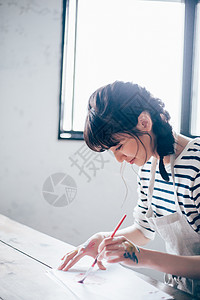 涂料教室涂抹画一张照片的妇女图片