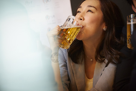 居酒屋协会成员职业妇女工作的人喝酒图片
