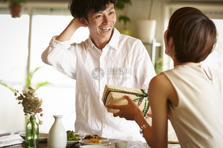 亚洲人周年笑脸一对夫妇送礼物图片