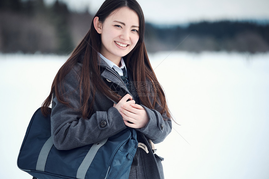 雪中的女高中生肖像图片