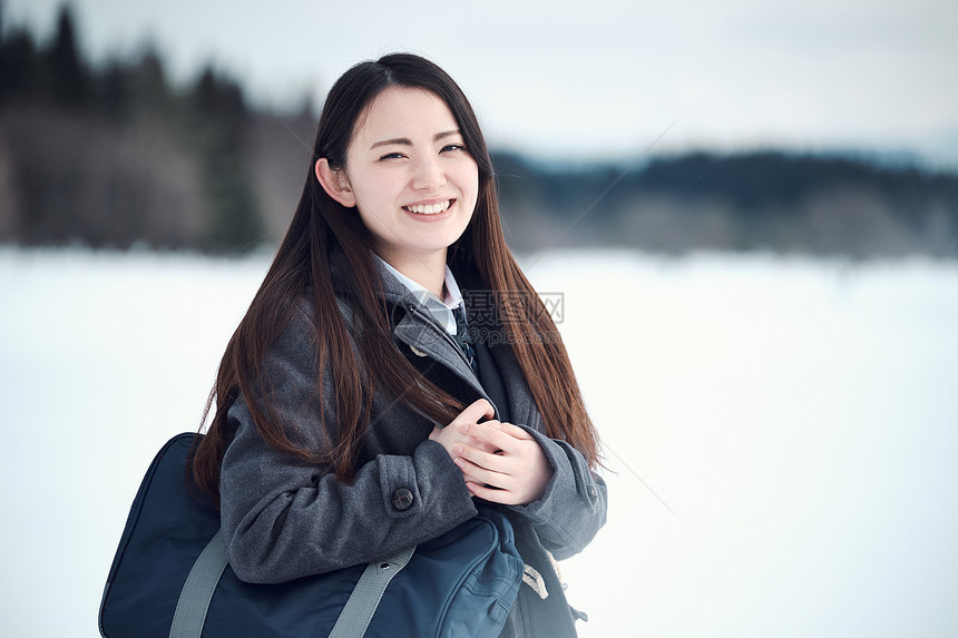 站在雪地上的女高中生图片