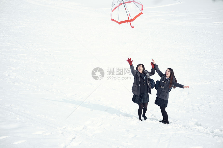 户外高中女孩在雪地里享受乐趣图片