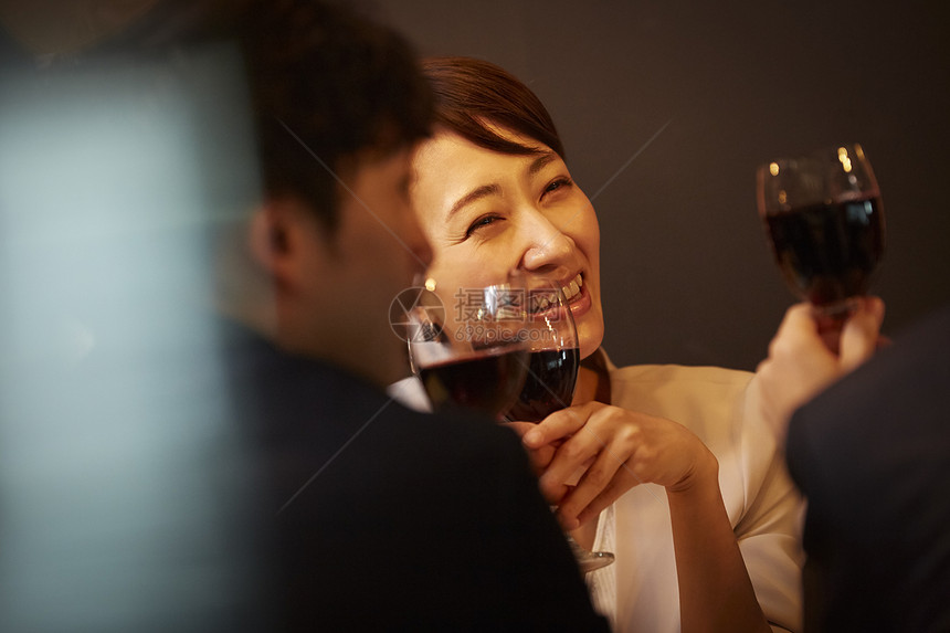 室内同事聚会喝葡萄酒的女人图片