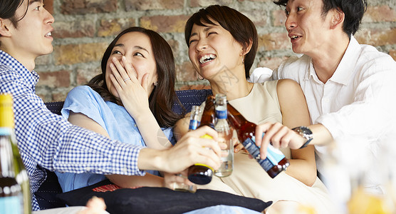 家庭聚会喝酒庆祝的年轻人图片