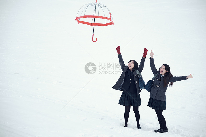 女学生下雪户外玩耍图片